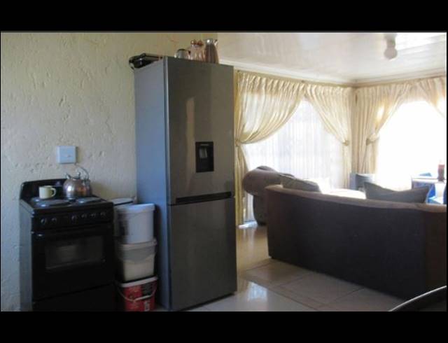 6 BEDROOM HOUSE FOR SALE IN PROTEA GARDEN